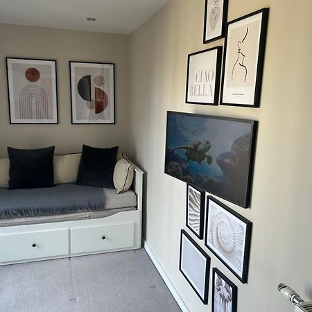Cosy Bedroom In Luxury Apartment London Eksteriør billede