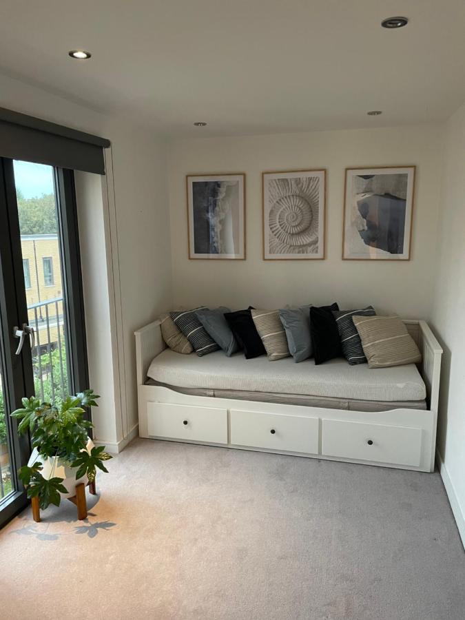 Cosy Bedroom In Luxury Apartment London Eksteriør billede