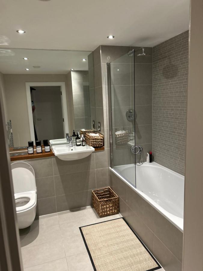 Cosy Bedroom In Luxury Apartment London Eksteriør billede